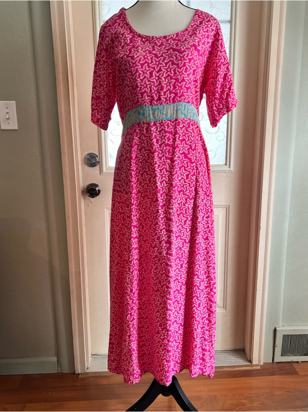 Vintage Baju M  dress pink floral, short sleeve, scoop neck. Tie waist.